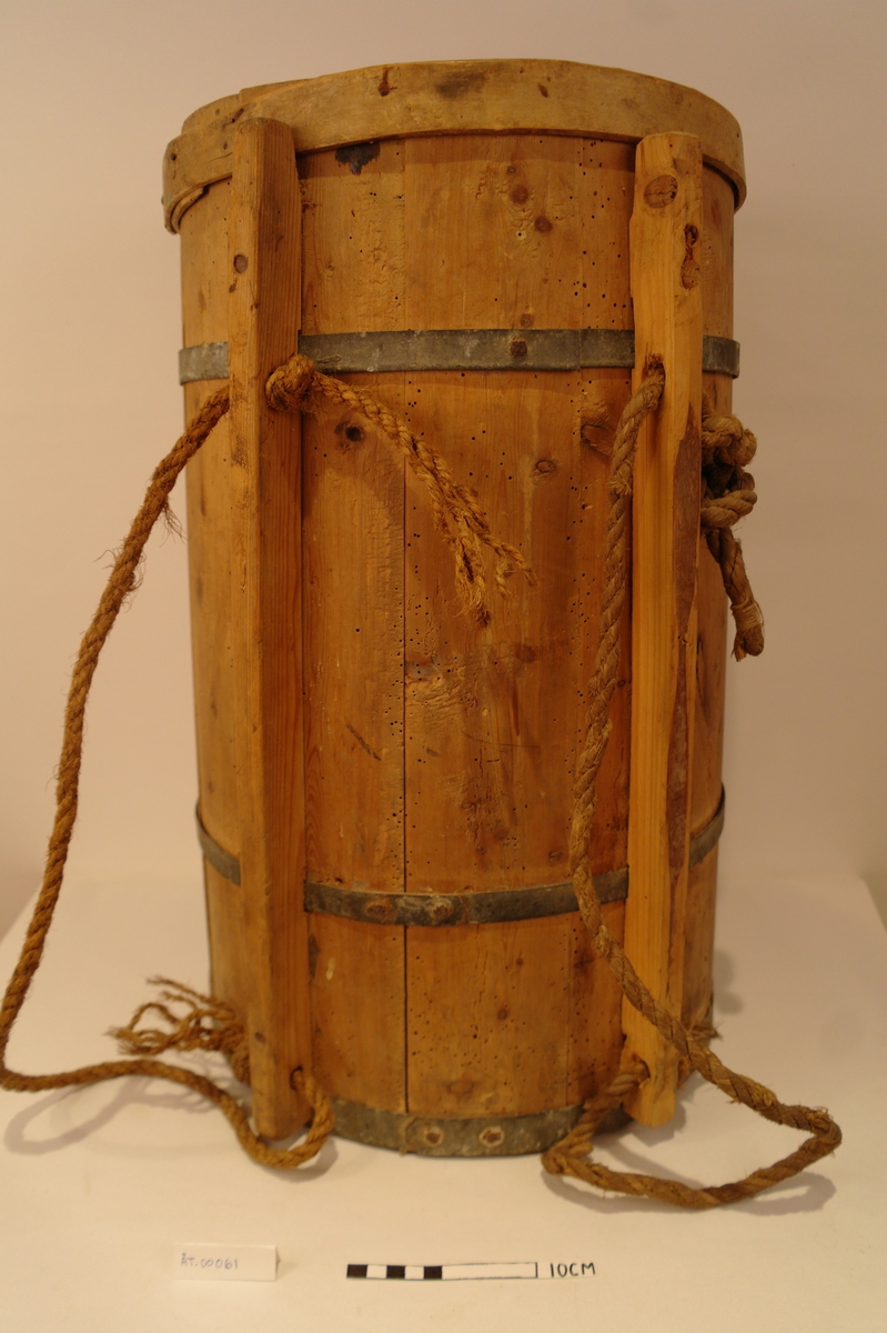 Ryggabøtte lagga av 12 stavar og haldt saman av 3 sinkband og eit laust treband på toppen. Sinkbanda er festa med spikrar. Stokkane til bæreanordningen er tappa fast til karet med trenaglar. To tau er festa til bæreanordningen. Sylindrisk. Hol etter mit, men ellers i god stand.