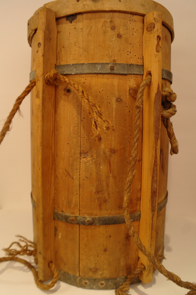 Ryggabøtte lagga av 12 stavar og haldt saman av 3 sinkband og eit laust treband på toppen. Sinkbanda er festa med spikrar. Stokkane til bæreanordningen er tappa fast til karet med trenaglar. To tau er festa til bæreanordningen. Sylindrisk. Hol etter mit, men ellers i god stand.