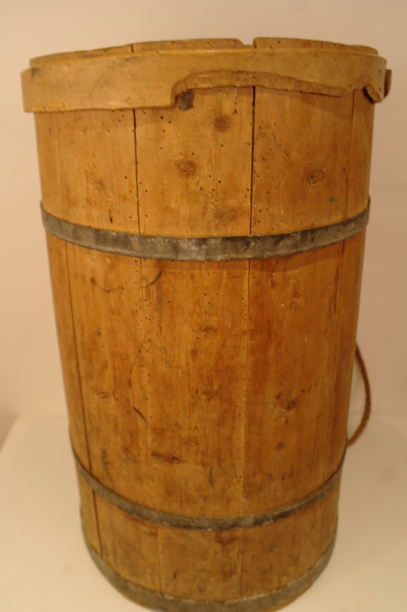 Ryggabøtte lagga av 12 stavar og haldt saman av 3 sinkband og eit laust treband på toppen. Sinkbanda er festa med spikrar. Stokkane til bæreanordningen er tappa fast til karet med trenaglar. To tau er festa til bæreanordningen. Sylindrisk. Hol etter mit, men ellers i god stand.