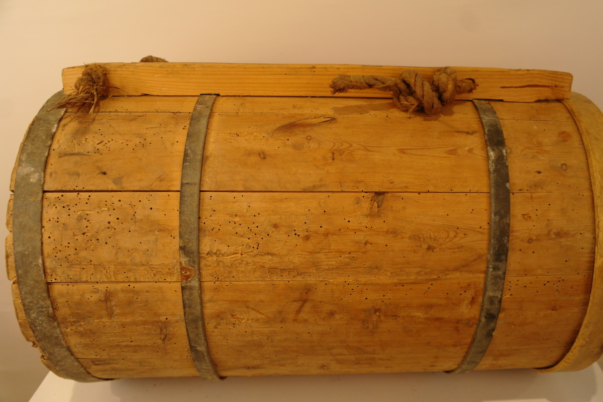 Ryggabøtte lagga av 12 stavar og haldt saman av 3 sinkband og eit laust treband på toppen. Sinkbanda er festa med spikrar. Stokkane til bæreanordningen er tappa fast til karet med trenaglar. To tau er festa til bæreanordningen. Sylindrisk. Hol etter mit, men ellers i god stand.