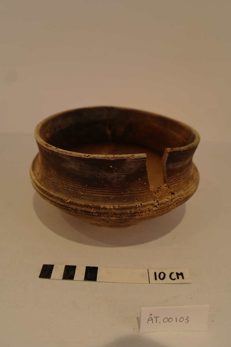 Dreiet bolle i tre. Sirkelforma munningsrand. Frå munningsranden svinger karet svakt innover, for så å svinge ut i ein vulst. Denne går over i eit lite sprang. Karet går så rett inn til fot. Ein bit mangler ved munningsranden.