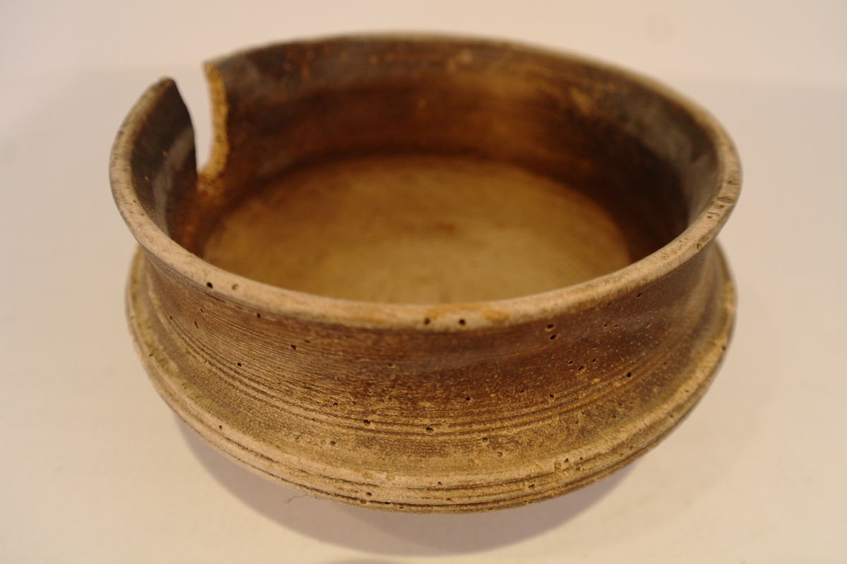 Dreiet bolle i tre. Sirkelforma munningsrand. Frå munningsranden svinger karet svakt innover, for så å svinge ut i ein vulst. Denne går over i eit lite sprang. Karet går så rett inn til fot. Ein bit mangler ved munningsranden.