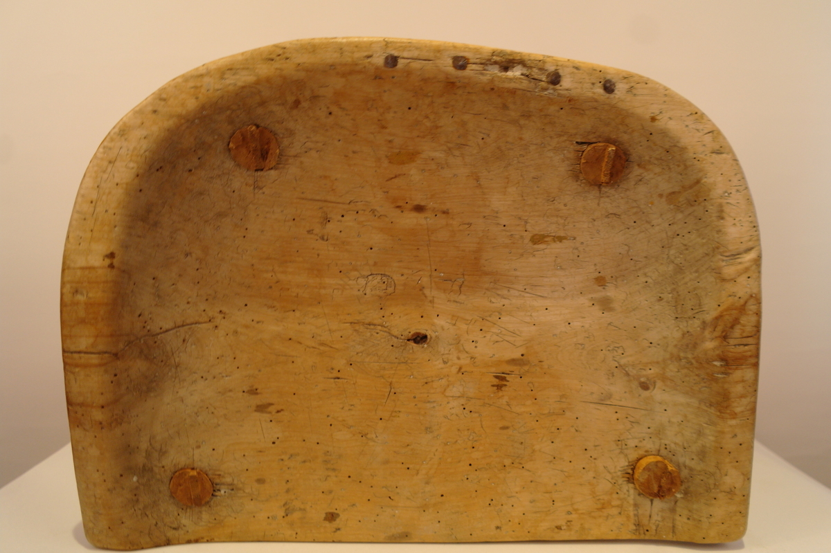 Trekrakk med fire bein. Beina er tappa i setet. Dei er skåra i eit stykke. Fire spikarslag i rygg. Bein i naturleg form etter meterialet. Beina er av nyare dato. Truleg melkekrakk ut i frå utforming. I god stand. Nokre hol etter mit.