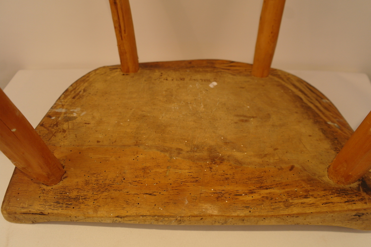 Trekrakk med fire bein. Beina er tappa i setet. Dei er skåra i eit stykke. Fire spikarslag i rygg. Bein i naturleg form etter meterialet. Beina er av nyare dato. Truleg melkekrakk ut i frå utforming. I god stand. Nokre hol etter mit.