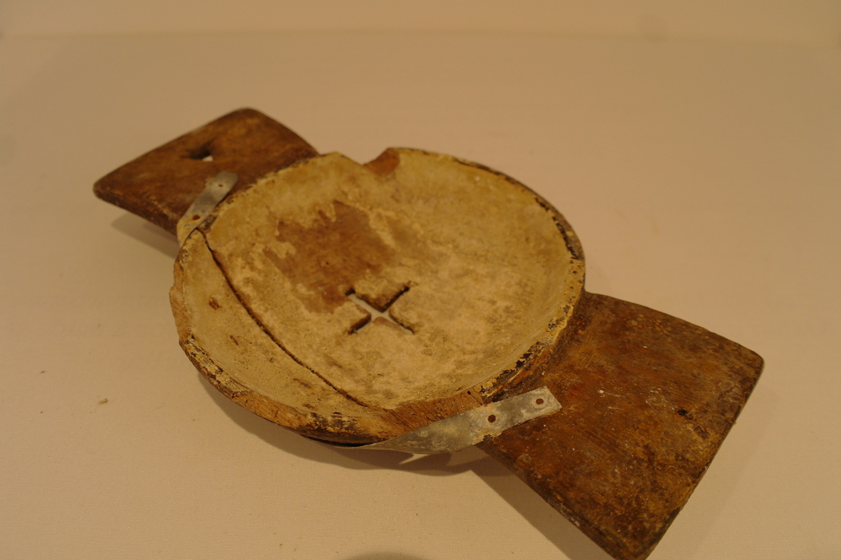 Liten mjølkesil i tre. Skåret frå eit stykke tre. Det er ein rund bolle i midten med eit hol forma som eit kross der mjølken skal silast igjennom. På kvar side av bollen er det handtak. Det eine handtaket har eit trekanta hol for oppheng. Det er ein stor sprekk i silen som er reparert med metallband som er spikra fast. Er prega av bruk og har to hakk i munningen.