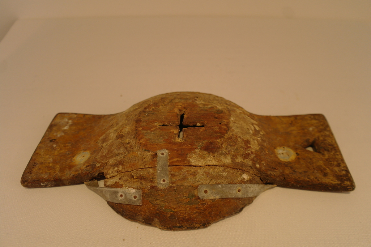 Liten mjølkesil i tre. Skåret frå eit stykke tre. Det er ein rund bolle i midten med eit hol forma som eit kross der mjølken skal silast igjennom. På kvar side av bollen er det handtak. Det eine handtaket har eit trekanta hol for oppheng. Det er ein stor sprekk i silen som er reparert med metallband som er spikra fast. Er prega av bruk og har to hakk i munningen.