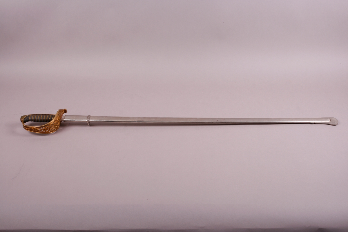 Sverd i metall med håndtak, i slire.