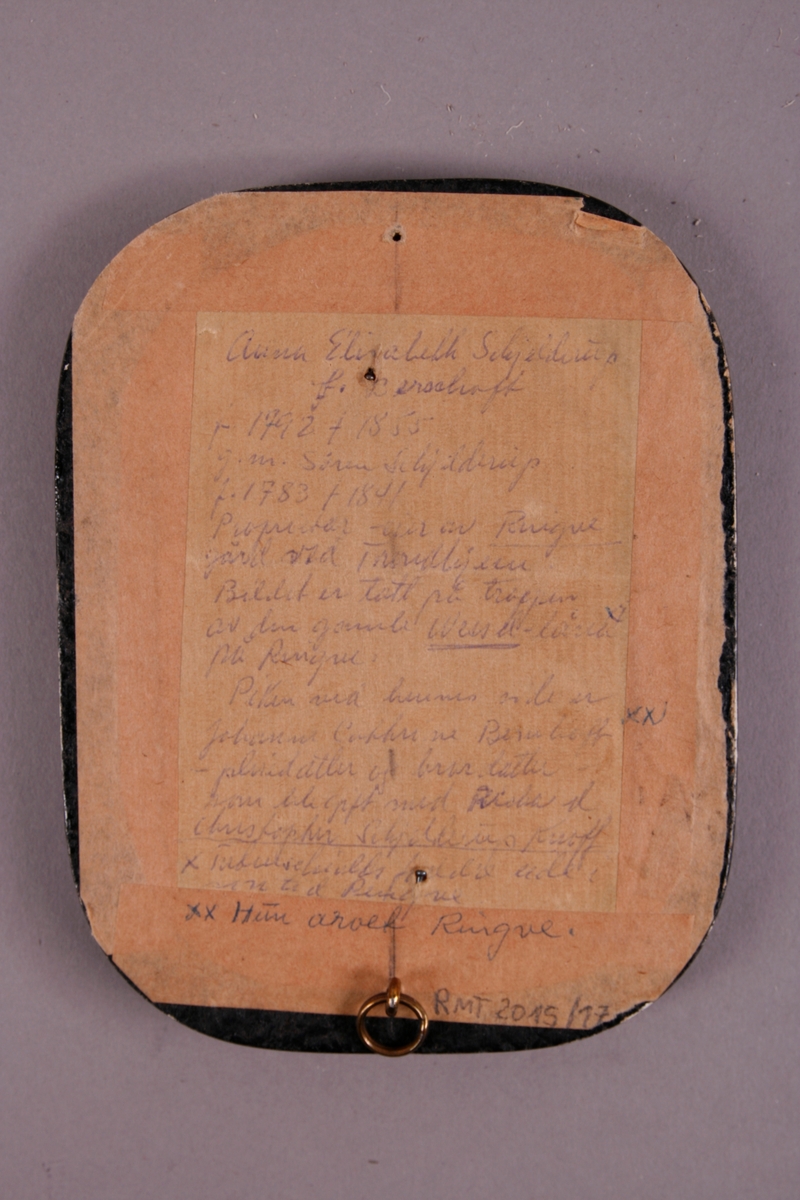 Kvinne og barn fotografert i døråpning.