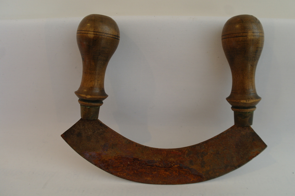 Kjøtthakke i jarn med to dreia trehandtak.