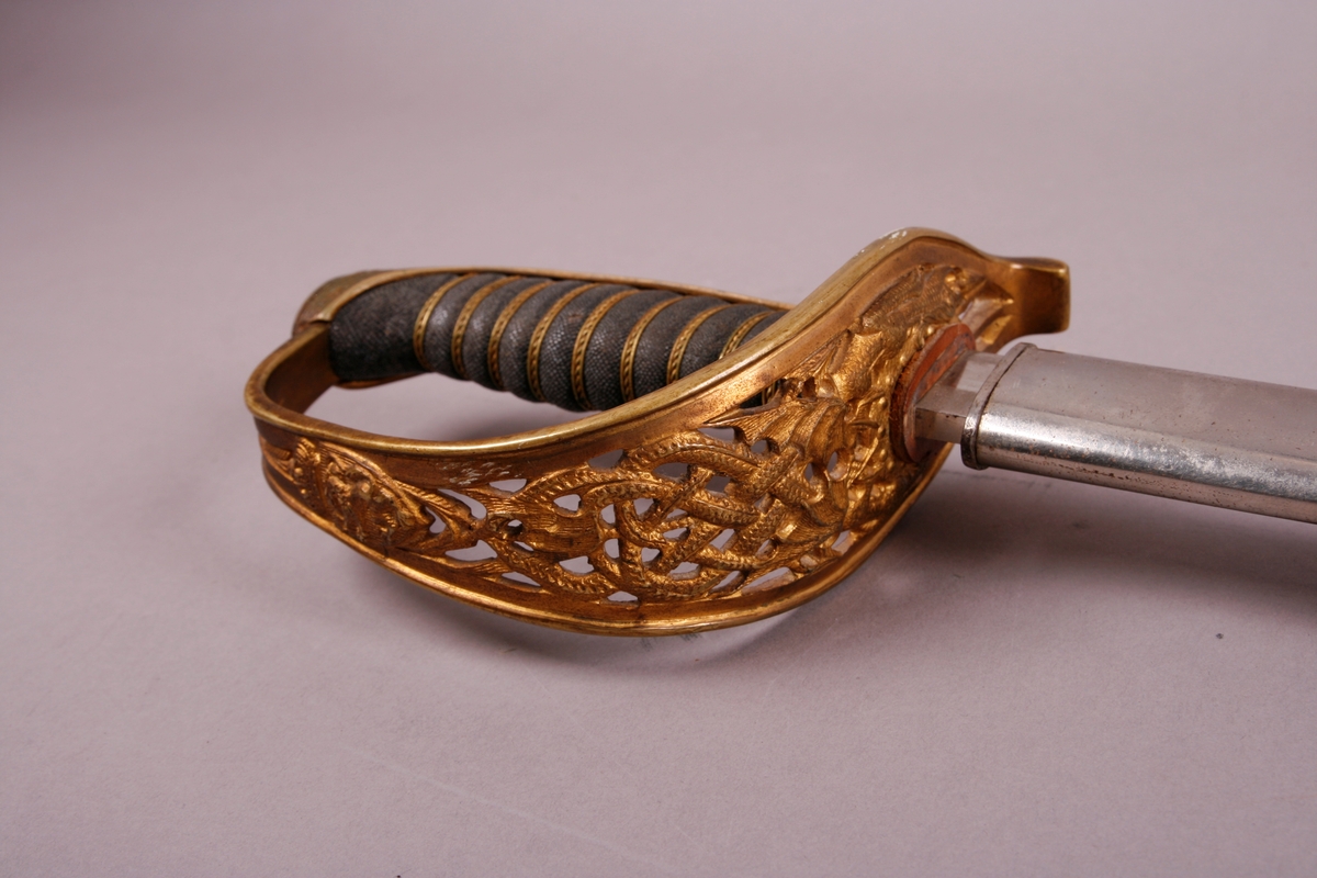 Sverd i metall med håndtak, i slire.