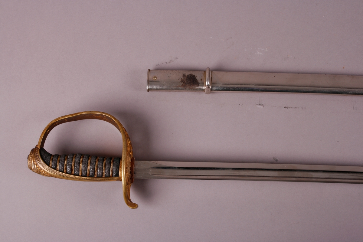 Sverd i metall med håndtak, i slire.