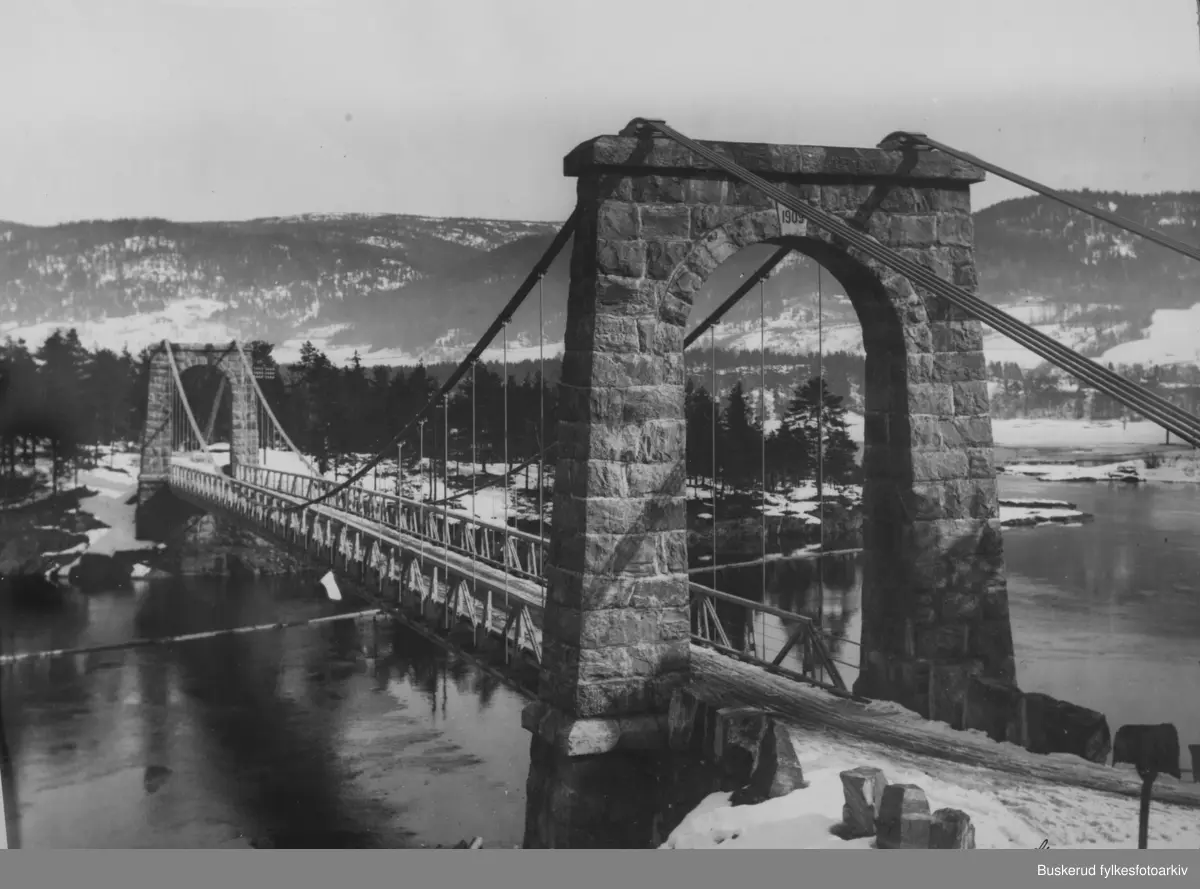 Geithus bru, også kalt Nybrua er ei hengebru i Geithus i Modum. Brutårnene er av granitt, og brua er 90 meter lang med ett spenn. Den åpnet i 1909