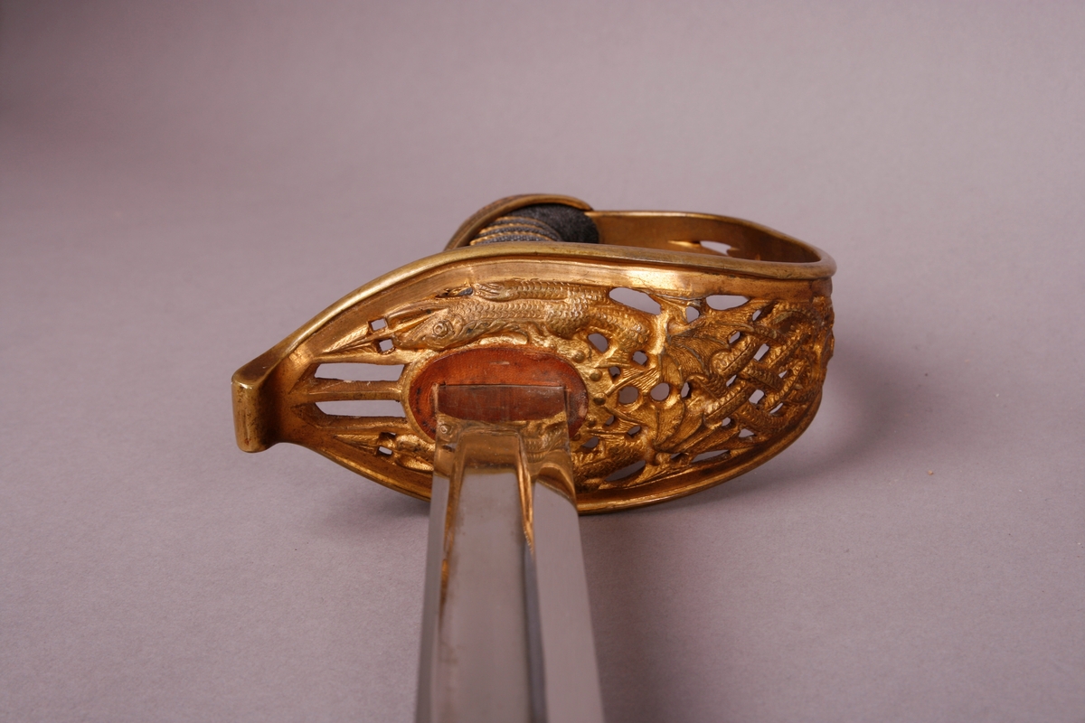 Sverd i metall med håndtak, i slire.