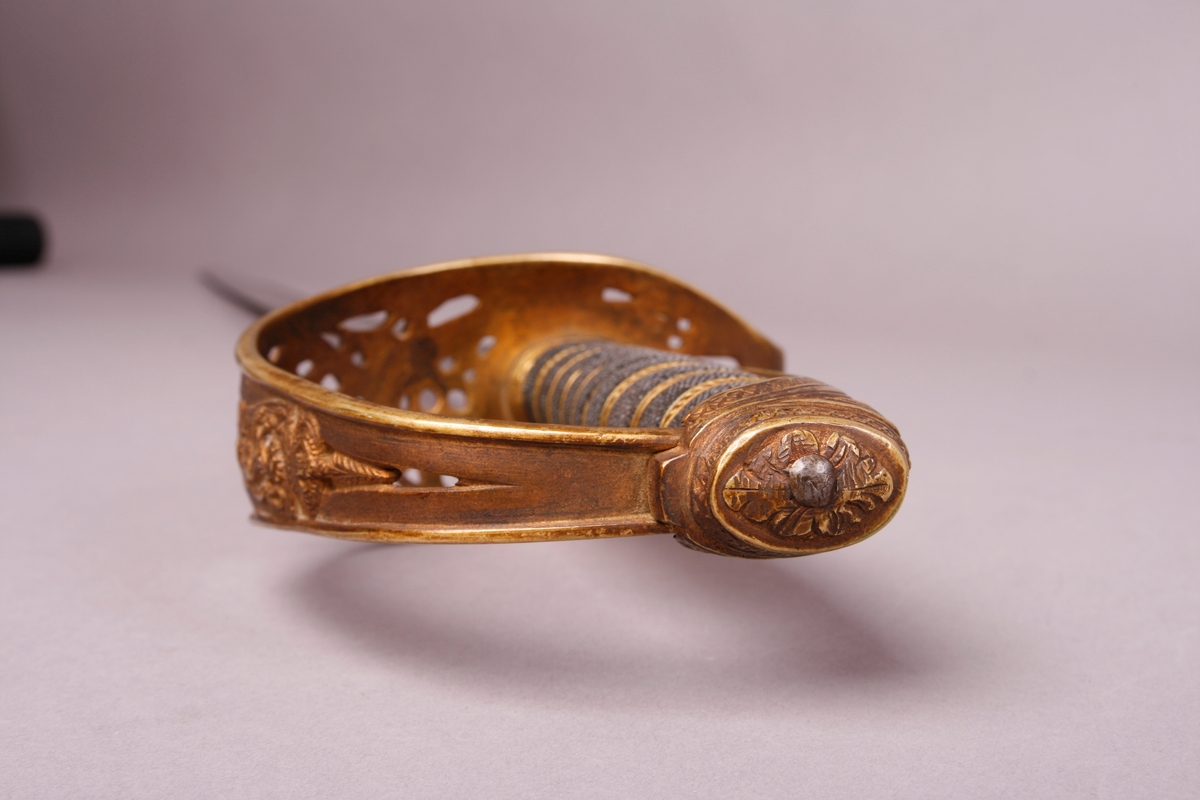 Sverd i metall med håndtak, i slire.