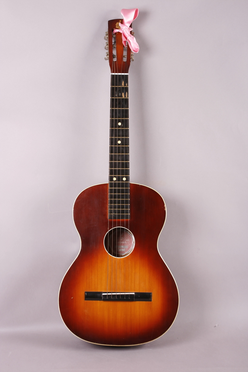 Akustisk gitar i treverk med seks strenger.