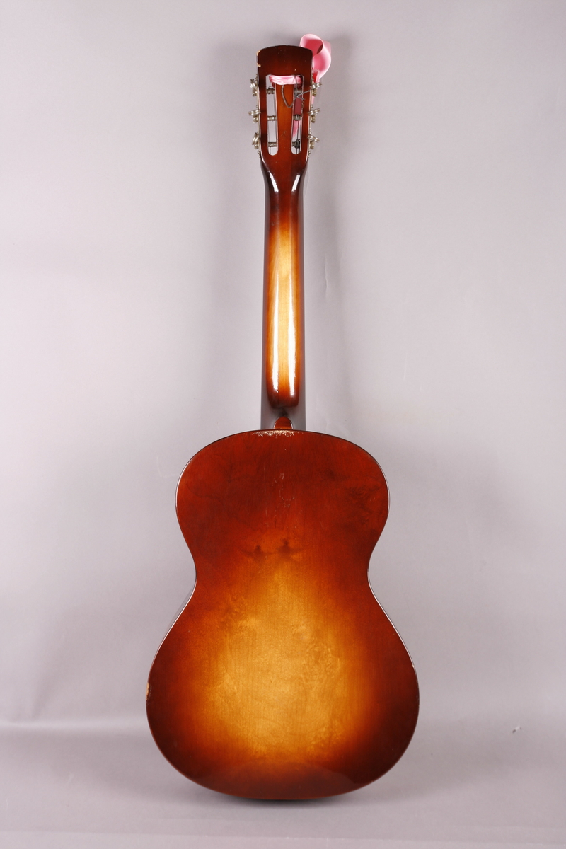 Akustisk gitar i treverk med seks strenger.