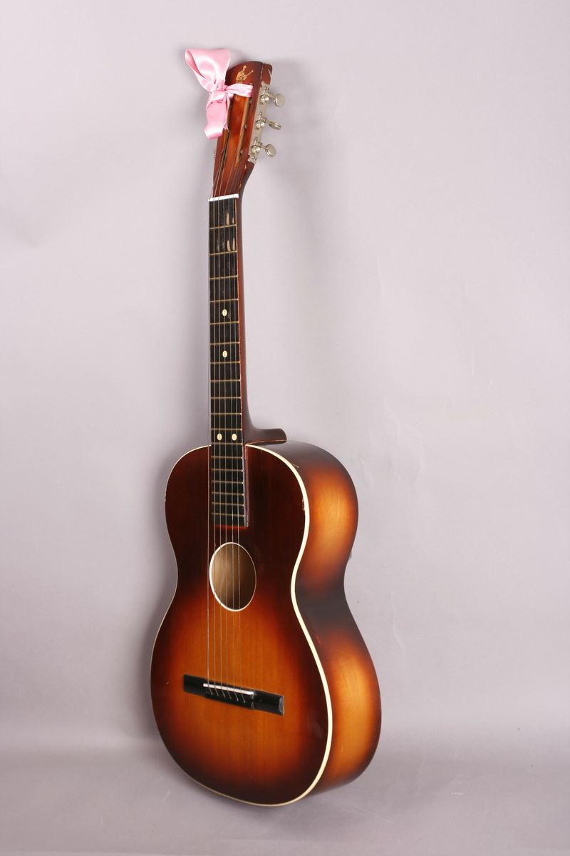 Akustisk gitar i treverk med seks strenger.
