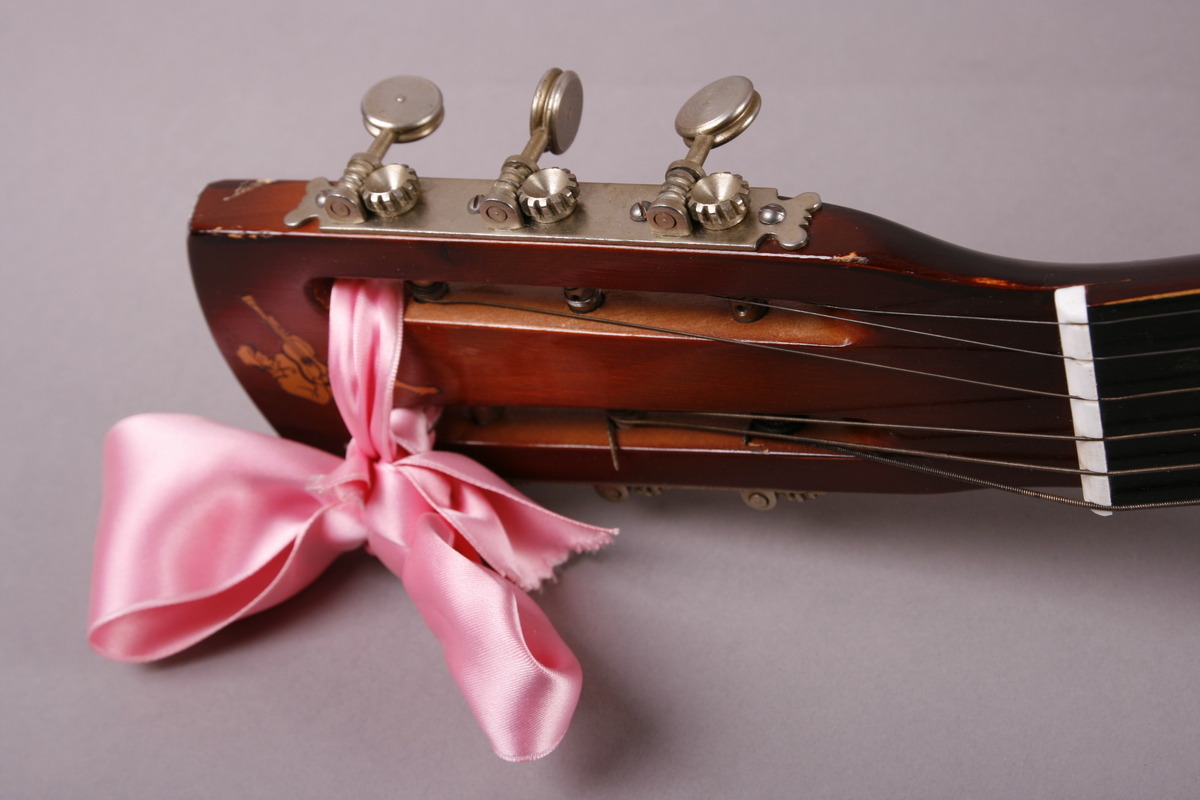 Akustisk gitar i treverk med seks strenger.