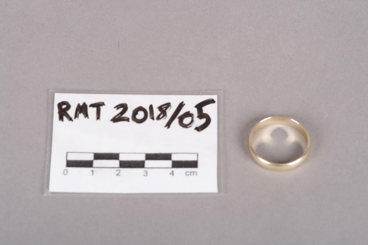 Ring i støpt metall, trolig gull.