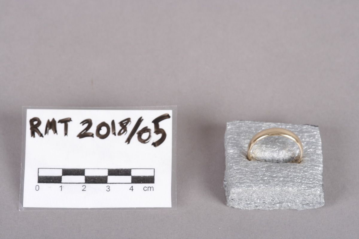 Ring i støpt metall, trolig gull.