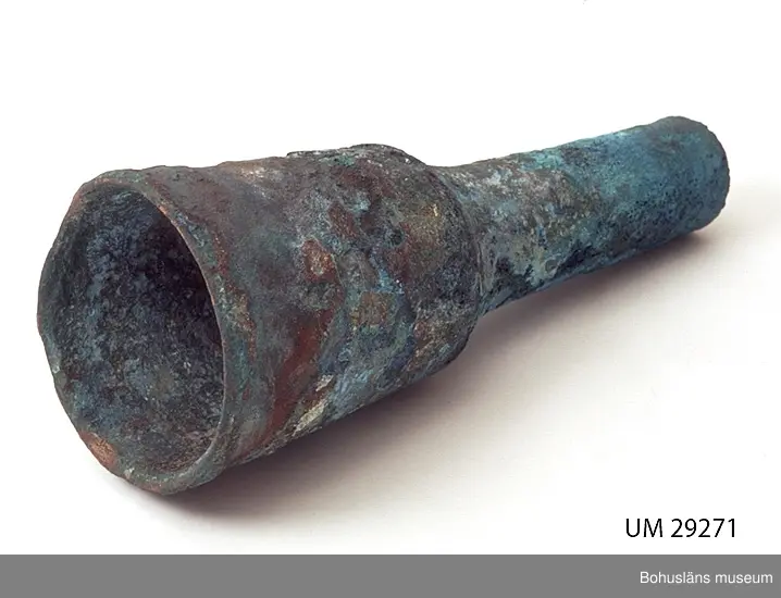 Medeltida bronskanon, s k bombard, gjuten i kraftigt gods. 
Ett sjöfynd upphittat av amatördykare i Marstrandsfjorden. Kanonen kan dateras till 1300-1400-tal. 
Dessa tidiga eldrör göts vanligtvis i brons, d .v.s. en legering av koppar och tenn. Legeringars sammansättning kan dock variera mycket och tidiga exempel finns där, som i detta fallet, tenn bytts ut mot bly och zink. 
Kanonen är 47,5 cm lång, mynningens diameter är 19 cm och den väger ca 18,7 kg. Fänghålet är synligt och har en nuvarande diameter på ca. 1 cm. Rester av en laddning i form av fastkorroderad textil sitter kvar längst in i kanonens rör. Materialet består antingen av hampa eller lintyg. En C14-analys av tyget daterar kanonen till 1300-tal. Krutets sammansättning har inte gått att fastställa.

Artikel ur Populär Arkeologi 2010: "Bombarden från Marstrand" - Vid dykning vid grundet Hannehakarna, väster om Marstrand, fann en sportdykare för några år sedan en märklig tingest, som visade sig vara en liten trattformig bronskanon, 47,5 cm lång och med en mynningsdiameter av 19 cm. Liknande mynningsladdade kanoner, eller bombarder som de kallades, finns bevarade på flera håll runt om i Europa. Vanligen är de dock tillverkade av järn och inte brons. Dateringarna är som regel mycket osäkra, men majoriteten av fynden tycks härröra från 1300- eller 1400-talet.

Fyndplatsen, i anslutning till ett farligt undervattensgrund, talar för att kanonen härrör från en fartygsförlisning. När den påträffades fanns fortfarande en del av laddningen kvar. En kol 14-analys av textilmaterial från laddningen daterar fyndet till 1300-talet.

Marstrandsbombarden utgör därmed ett av de äldsta arkeologiska beläggen för skeppsartilleri i Nordeuropa. Dåtidens artilleriammunition bestod av runda, handknackade kanonkulor av sten. Sådana stenkulor har bland annat bärgats från Skanörskoggen från omkring år 1390. Någon samtida skeppskanon har däremot inte tidigare påträffats."