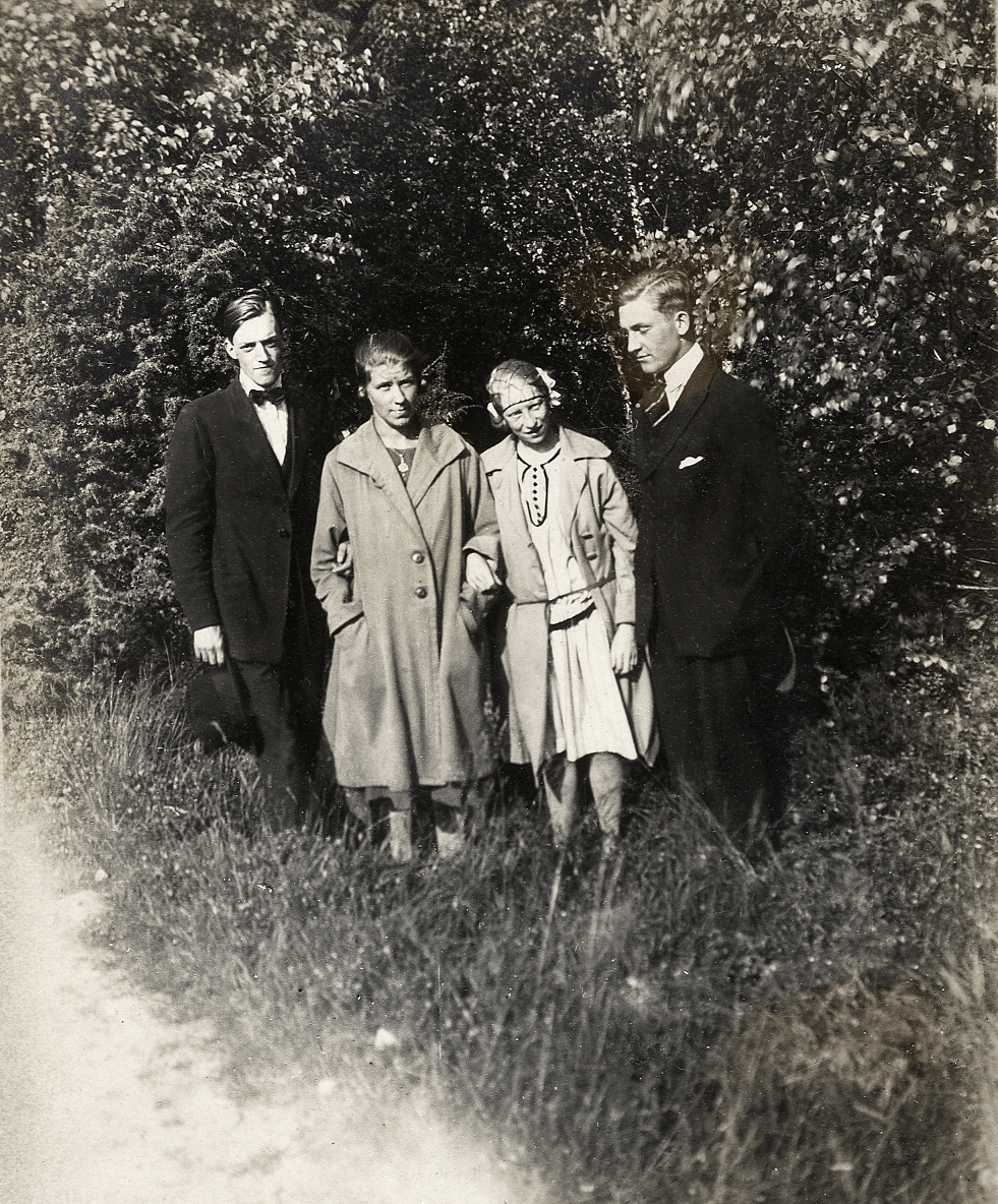 Två unga par poserar för fotografen. 
Under fotot text: "Efter slutad promenad, 1923".