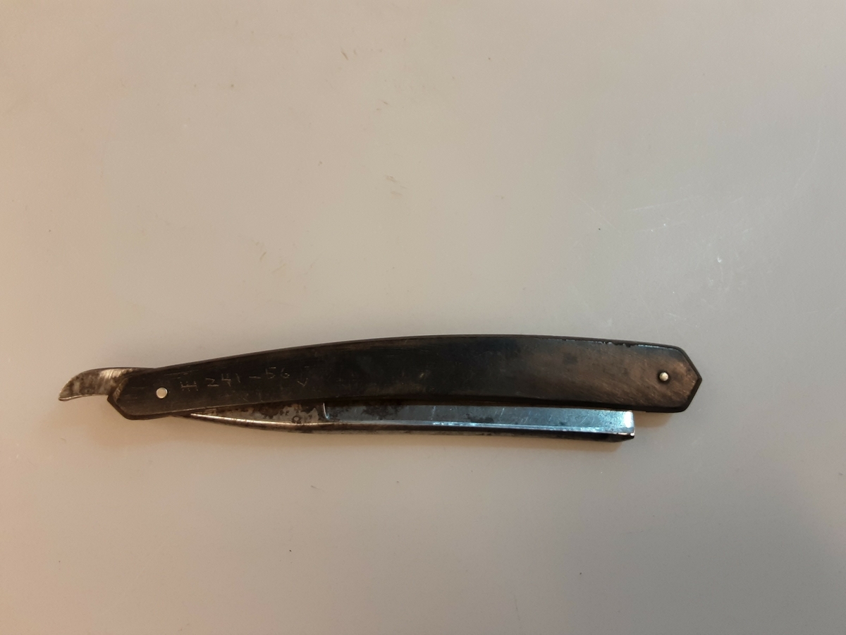 Barberkniv med beinskaft