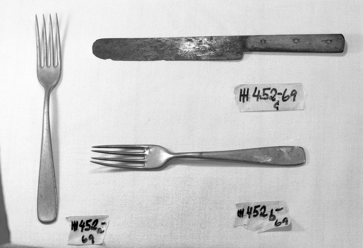 HH.1969-0452 A = Gaffel og kniv
HH.1969-0452 B = Gaffel og kniv
HH.1969-0452 C = Brødkniv