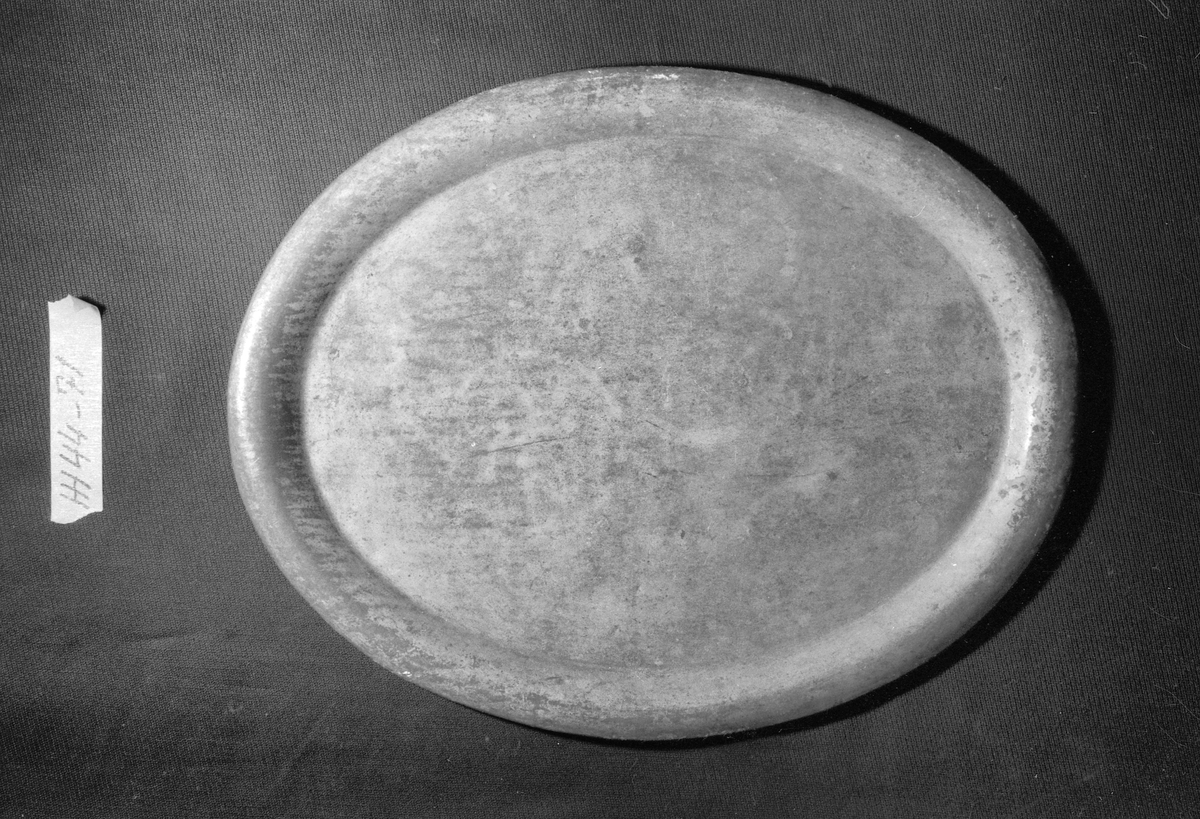 Form: Oval. Kanten buet, vulstet
