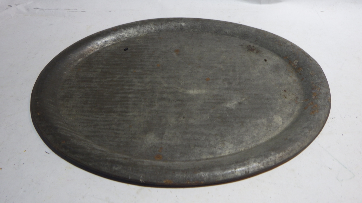 Form: Oval. Kanten buet, vulstet
