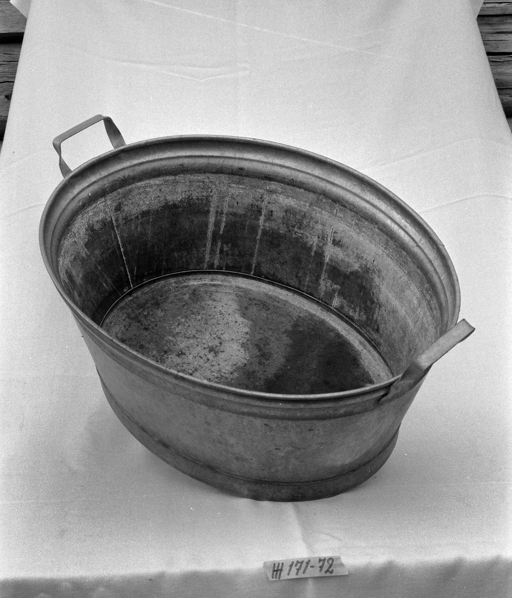 Sink, oval, 2 påloddede hanker, øvere kant vulstet .