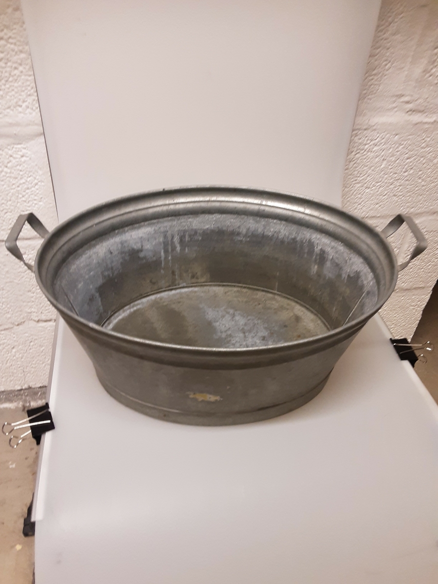 Sink, oval, 2 påloddede hanker, øvere kant vulstet .