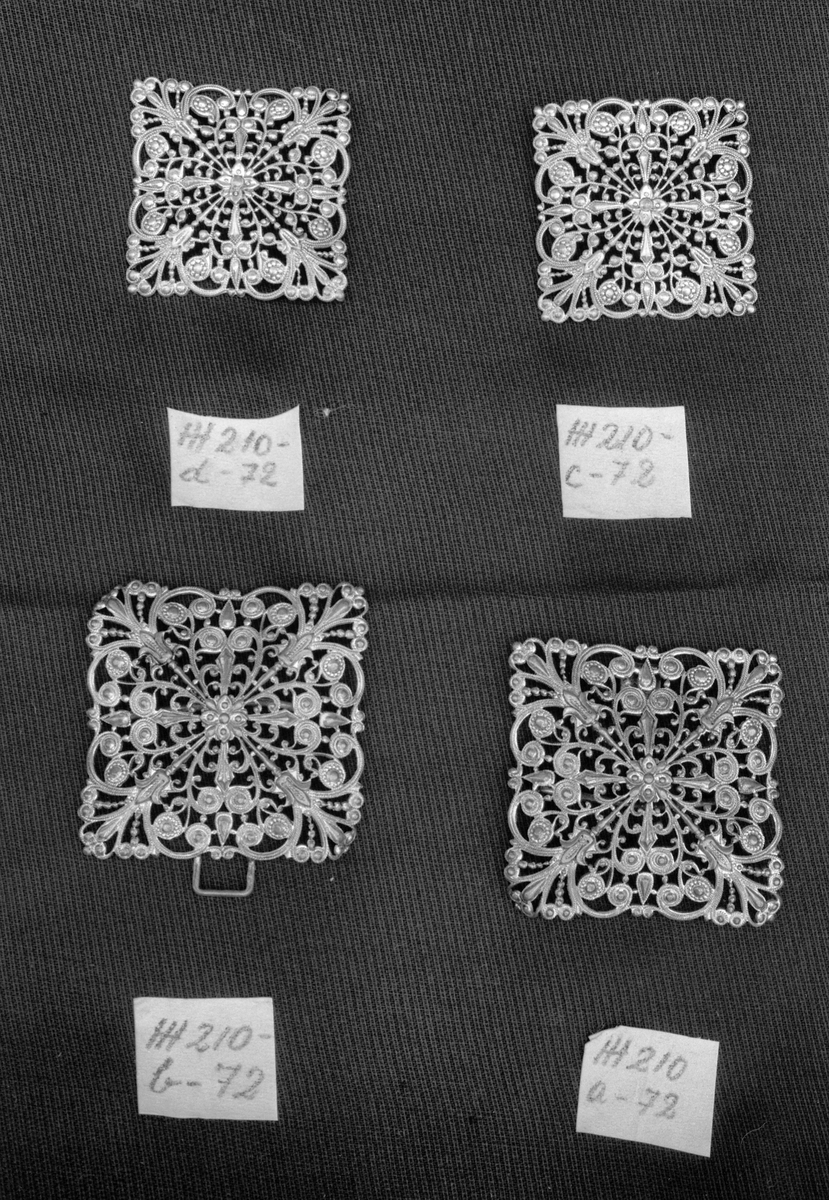 HH.1972-0210 A = Beltespenne med malje
HH.1972-0210 B = Beltespenne med hekte
HH.1972-0210 C = Knapp med hempe
HH.1972-0210 D = Knapp med hempe