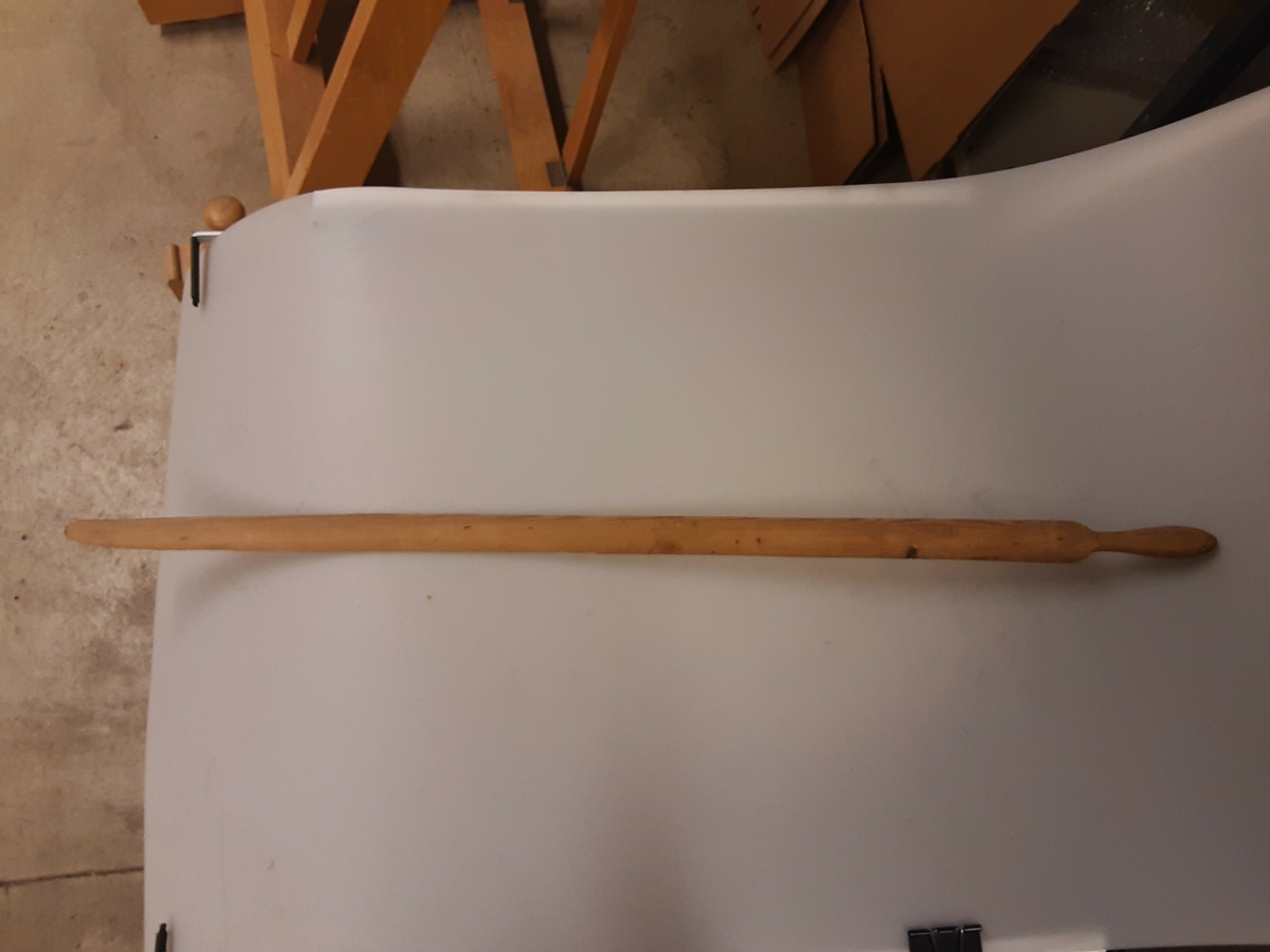 Løvtre, et emne. Skaft i en ende med hull for opphengning. Fløy svakt buet på hver side .