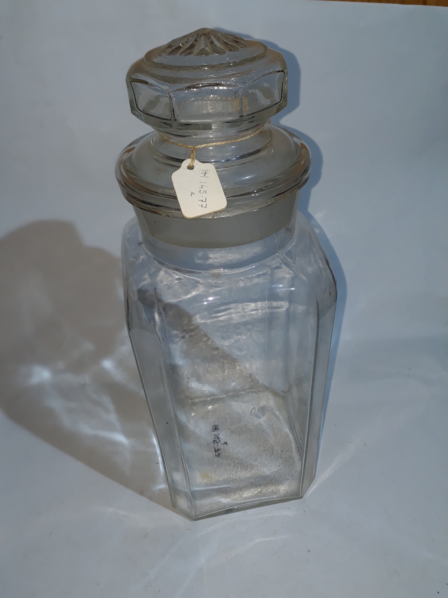 a) Standfl. sirkulær, merket "BRITISH MADE". Fire sideflater. Avrundede hjørner, rund hals.
Lokk rundt m/kuleformet håndtak. Lokk merket "2".
b) Fire store sideflater. Hjørnene er avfaset slik at det dannes fire mindre sideflater. Hals er rund. Lokk med åttesidet håndtak. Toppflate lokk m/12-bladet rosett. Etikett på sidefl. merket "Freia Drops", "fin og forfriskende". Forøvrig er det avbildet en del frukter på etiketten.
c) Formet som b, bortsett fra at rosetten på toppen av lokket er mindre, og har 16 blad. Etikett som b (noe slitt).
d) Som c.
e) Som c.
f) Fire store sideflater. Hjørnene avfaset slik at det dannes fire mindre sideflater. Den største sideflata tjener som standflate. Hals skråstilt på endeflate. Lokk, rundt merket "Freia". Håndtak på lokk er kuleformet.
g) Som f. Inneholder tørket appelsinskall.