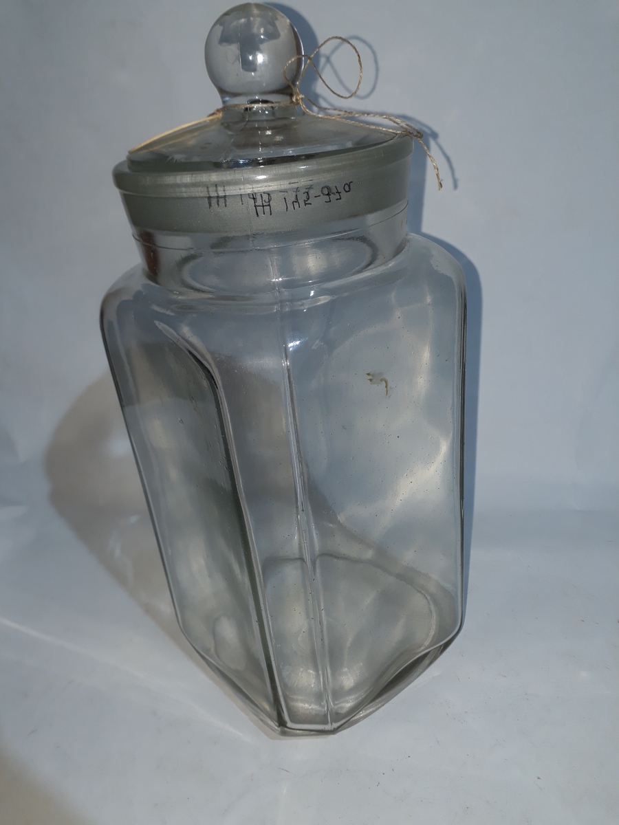 a) Standfl. sirkulær, merket "BRITISH MADE". Fire sideflater. Avrundede hjørner, rund hals.
Lokk rundt m/kuleformet håndtak. Lokk merket "2".
b) Fire store sideflater. Hjørnene er avfaset slik at det dannes fire mindre sideflater. Hals er rund. Lokk med åttesidet håndtak. Toppflate lokk m/12-bladet rosett. Etikett på sidefl. merket "Freia Drops", "fin og forfriskende". Forøvrig er det avbildet en del frukter på etiketten.
c) Formet som b, bortsett fra at rosetten på toppen av lokket er mindre, og har 16 blad. Etikett som b (noe slitt).
d) Som c.
e) Som c.
f) Fire store sideflater. Hjørnene avfaset slik at det dannes fire mindre sideflater. Den største sideflata tjener som standflate. Hals skråstilt på endeflate. Lokk, rundt merket "Freia". Håndtak på lokk er kuleformet.
g) Som f. Inneholder tørket appelsinskall.