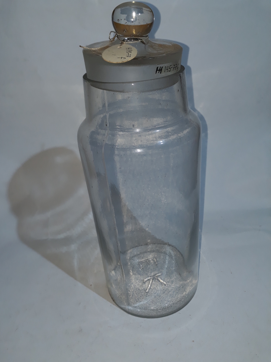 a) Standfl. sirkulær, merket "BRITISH MADE". Fire sideflater. Avrundede hjørner, rund hals.
Lokk rundt m/kuleformet håndtak. Lokk merket "2".
b) Fire store sideflater. Hjørnene er avfaset slik at det dannes fire mindre sideflater. Hals er rund. Lokk med åttesidet håndtak. Toppflate lokk m/12-bladet rosett. Etikett på sidefl. merket "Freia Drops", "fin og forfriskende". Forøvrig er det avbildet en del frukter på etiketten.
c) Formet som b, bortsett fra at rosetten på toppen av lokket er mindre, og har 16 blad. Etikett som b (noe slitt).
d) Som c.
e) Som c.
f) Fire store sideflater. Hjørnene avfaset slik at det dannes fire mindre sideflater. Den største sideflata tjener som standflate. Hals skråstilt på endeflate. Lokk, rundt merket "Freia". Håndtak på lokk er kuleformet.
g) Som f. Inneholder tørket appelsinskall.