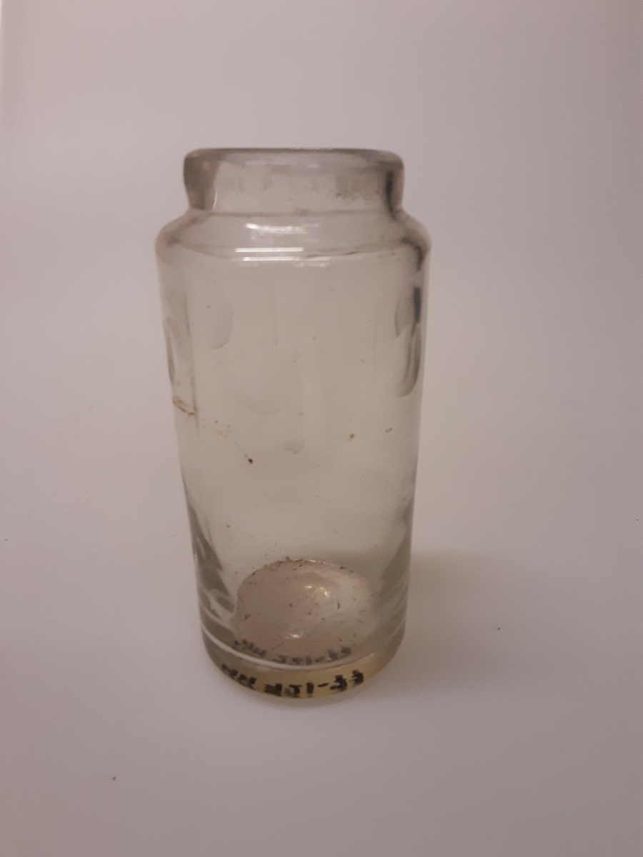 Blank flaske uten kork. Kort hals og stor åpning (3 cm).