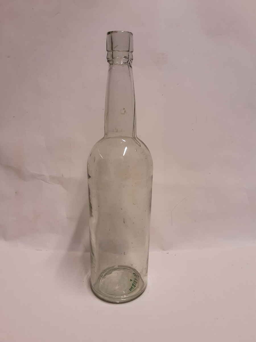 Målestokk. Tre, lyslakkert. Sort målinndeling 0-50 cm. Mrk.: «5 decimeter».
