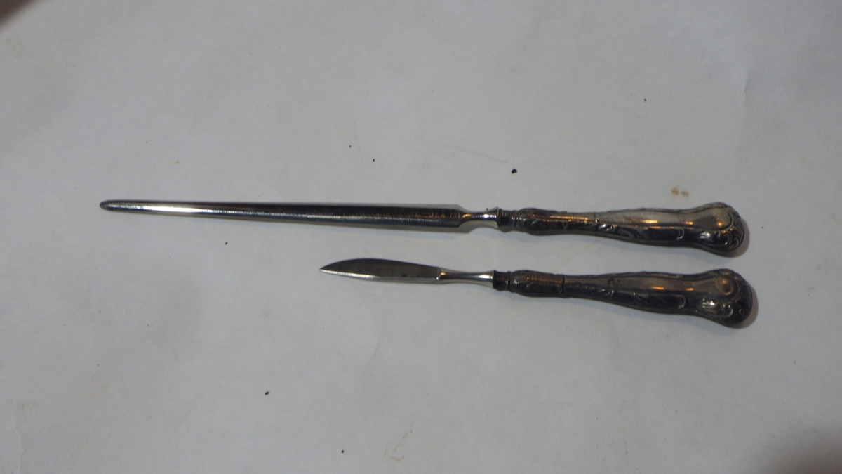 HH.1978-0330 A = Etui
HH.1978-0330 B = Penneskaft
HH.1978-0330 C = Kniv
HH.1978-0330 D = Lakkstempel
HH.1978-0330 E = Papirkniv