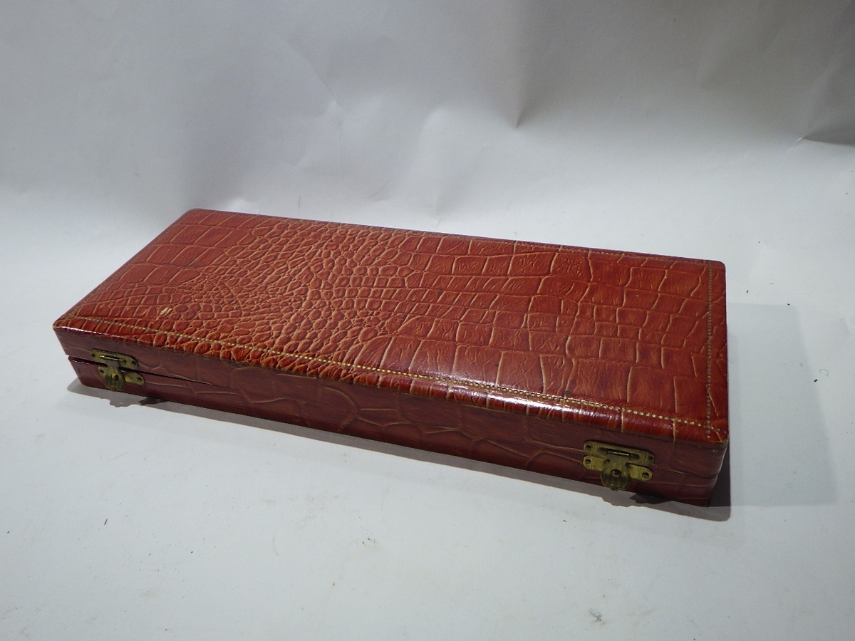 HH.1978-0330 A = Etui
HH.1978-0330 B = Penneskaft
HH.1978-0330 C = Kniv
HH.1978-0330 D = Lakkstempel
HH.1978-0330 E = Papirkniv