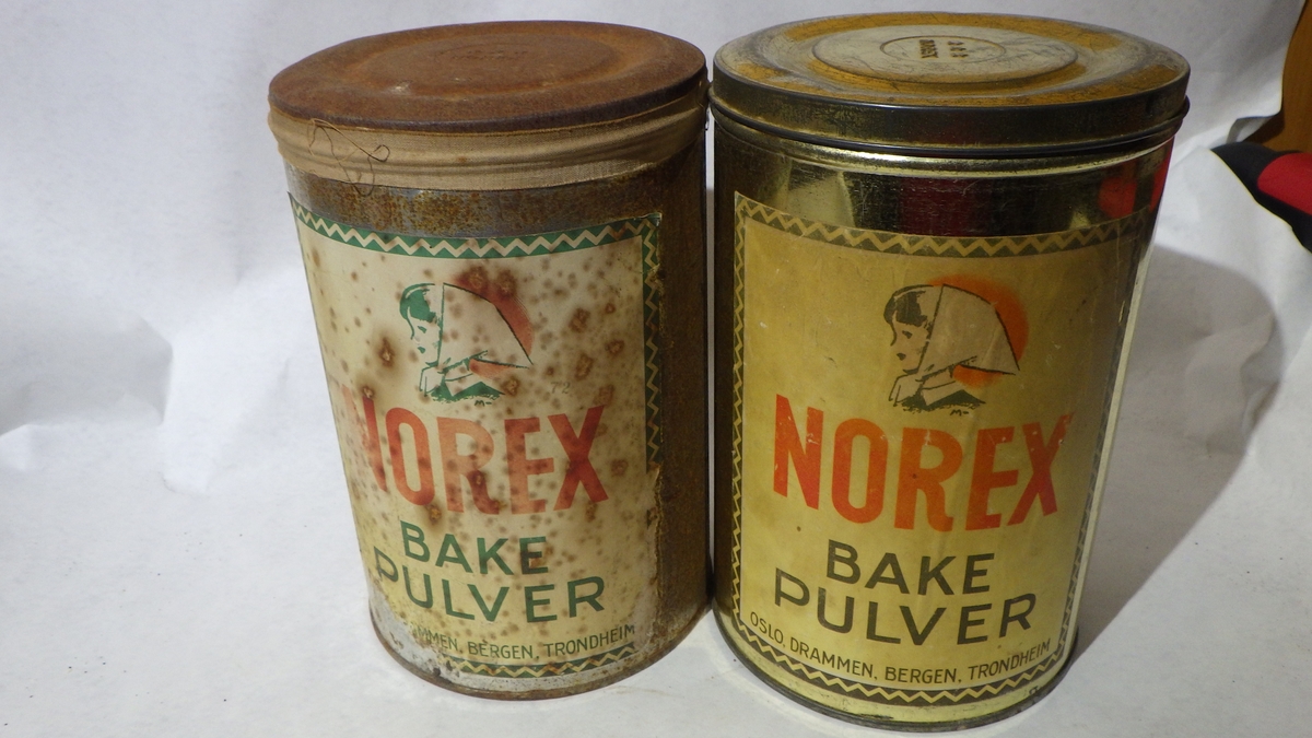 Blikkboks, svært rusten. Merkelapp foran og bak. Motiv foran av jente i skaut.