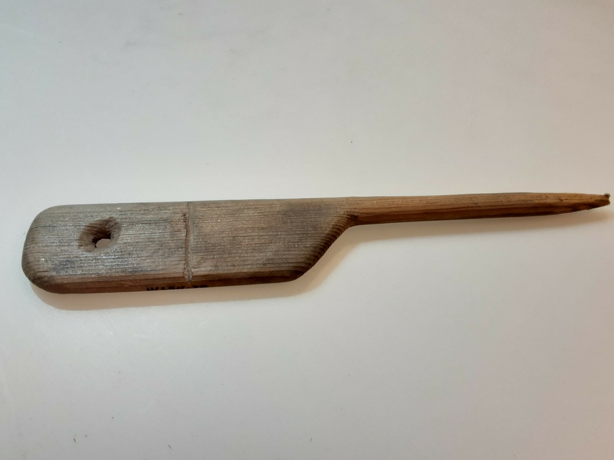 Gran. Til å tre fiskegarn på.