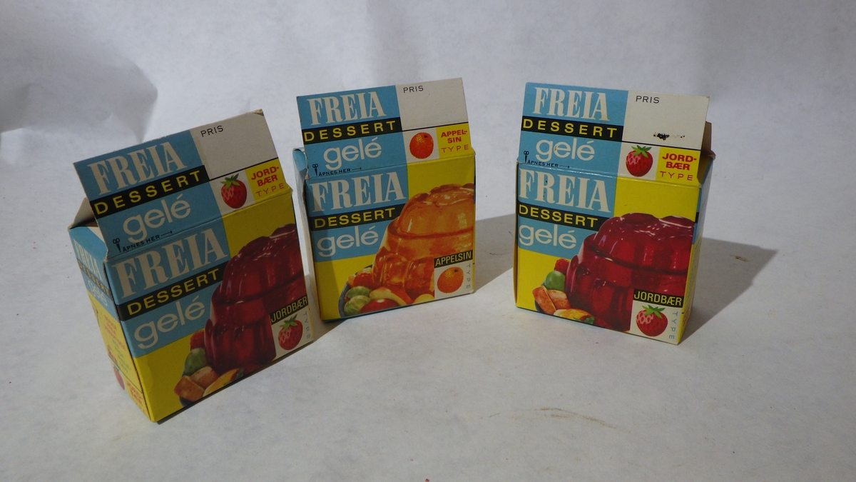 Papp Eske medlukking øverst, rektangulær. Trykk i mange farger, motiv: pudding med frukter rundt. Etter stilpreg fra 1950 årene(?).
a-b) Freia dessert gelé jorbær.
c) Freia dessert gelé appelsin.