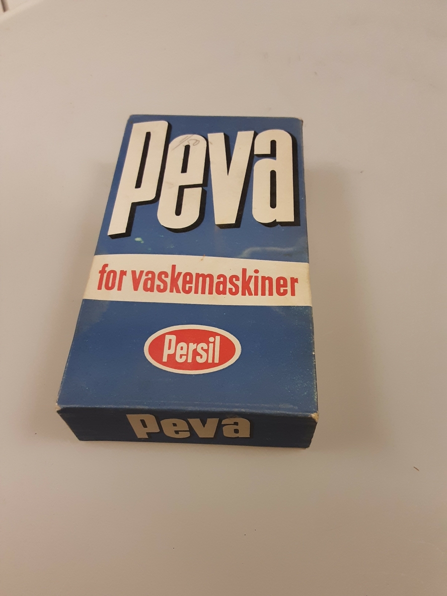 Papp . Rektangulær eske til å åpne i begge ender . Alle sidene har trykk. Blå bunnfarge, bortsett fra siden der bruksanvisningen
står. Blant annet kan leses: «PEVA FOR VASKEMASKINER». Prisen merket med blyant: «1/50».