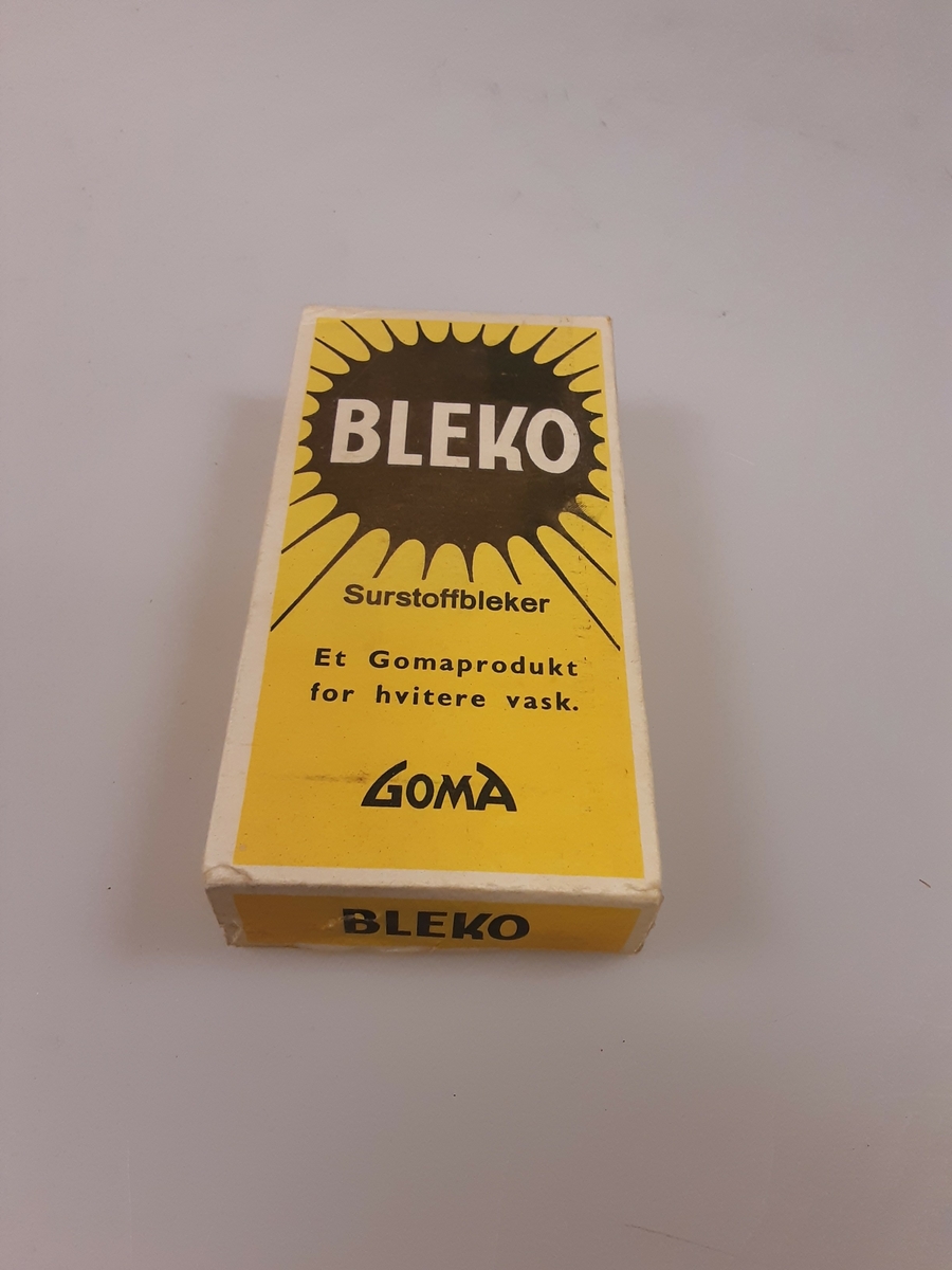 Papp. Rektangulær eske til å åpne i begge ender . Alle sidene har trykk. Gul bunnfarge med innskripsjoner i sort og hvitt.