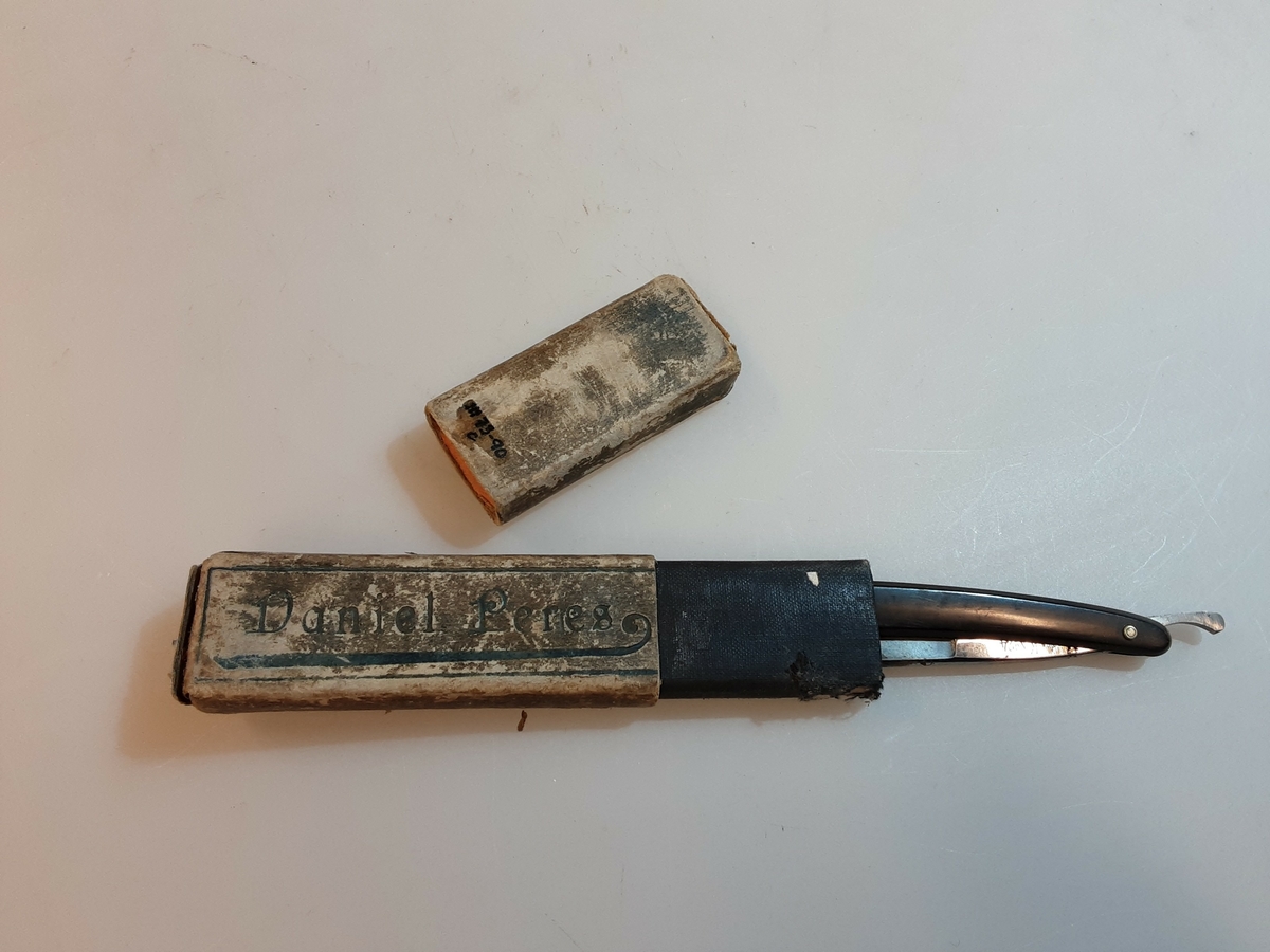 HH.1990-0073 A = Barberkniv.
HH.1990-0073 B-C = Etuier.