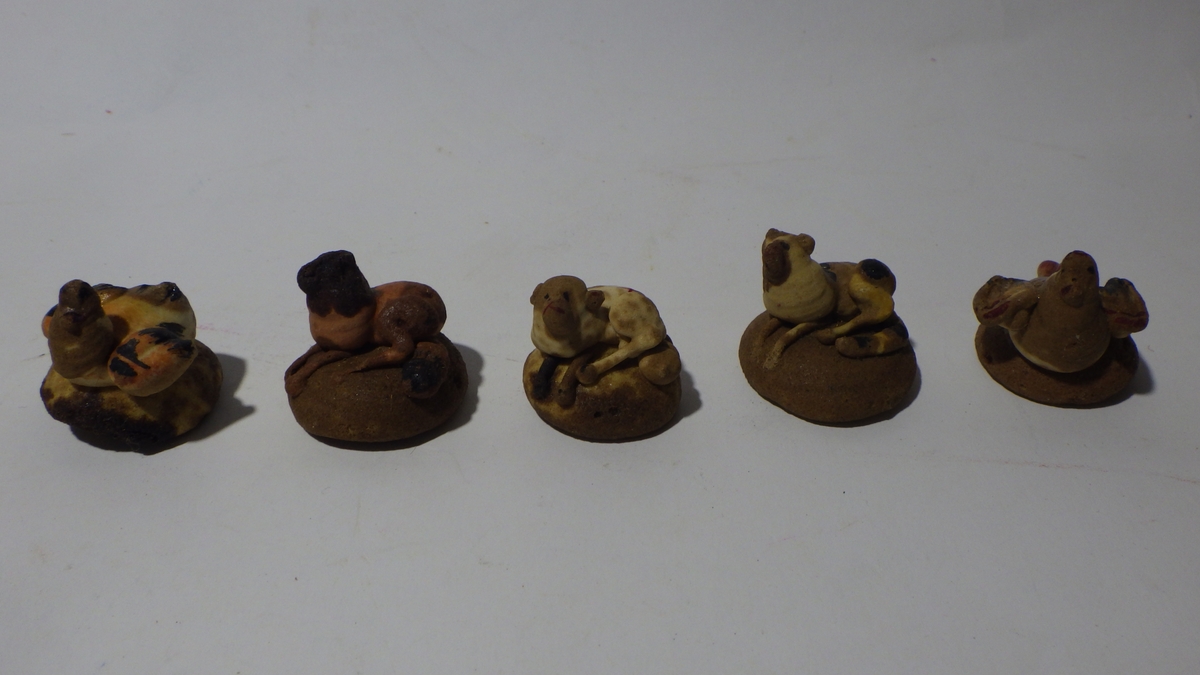 HH.1990-0078 A = Ape
HH.1990-0078 B = Fugl
HH.1990-0078 C = Fugl
HH.1990-0078 D = Hund
HH.1990-0078 E = Hund