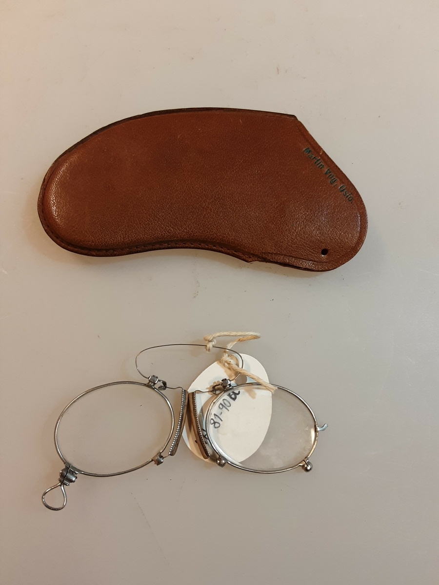 Briller med etui