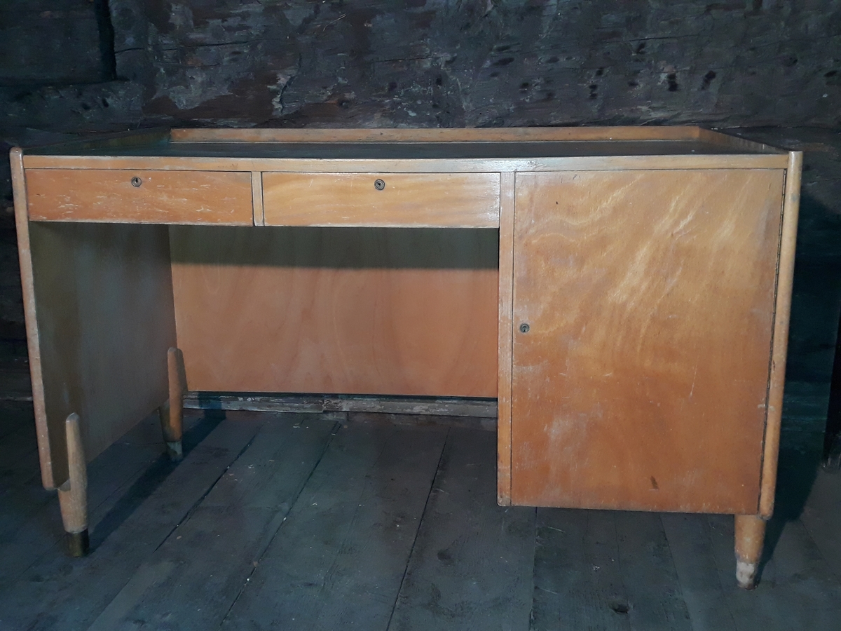 Skrivebord finért med lyst tre. 2 låsbare skuffer og 1 låsbar dør. Beiset og lakkert.